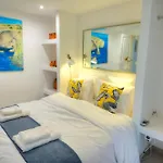 Seaview 30 Seconds To High Street & Ferry, 2x Double En-suite Bedrooms, Modern Whole Traditional Townhouse, Kitchen, Living Area, & Roof Terrace * Sliema