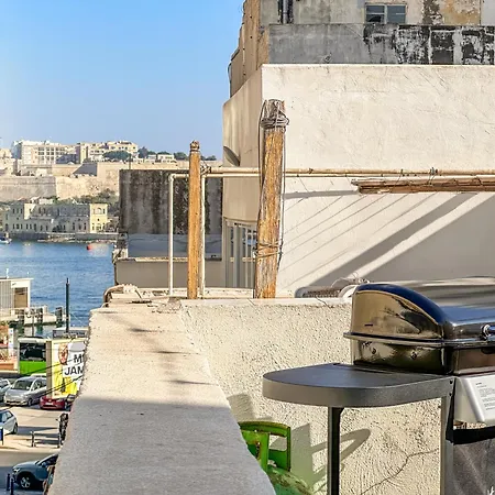 Seaview 30 Seconds To High Street & Ferry, 2x Double En-suite Bedrooms, Modern Whole Traditional Townhouse, Kitchen, Living Area, & Roof Terrace * Sliema