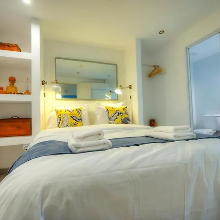 Semesterbostad Seaview 30 Seconds To High Street & Ferry, 2x Double En-suite Bedrooms, Modern Whole Traditional Townhouse, Kitchen, Living Area, & Roof Terrace Sliema