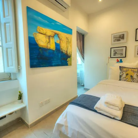Semesterbostad Seaview 30 Seconds To High Street & Ferry, 2x Double En-suite Bedrooms, Modern Whole Traditional Townhouse, Kitchen, Living Area, & Roof Terrace Sliema
