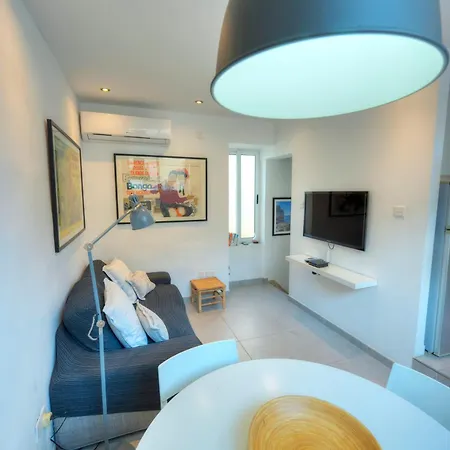 Seaview 30 Seconds To High Street & Ferry, 2x Double En-suite Bedrooms, Modern Whole Traditional Townhouse, Kitchen, Living Area, & Roof Terrace