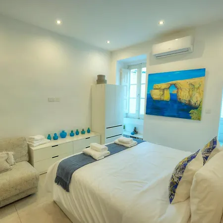 Seaview 30 Seconds To High Street & Ferry, 2x Double En-suite Bedrooms, Modern Whole Traditional Townhouse, Kitchen, Living Area, & Roof Terrace * Sliema