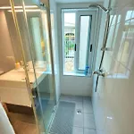 Seaview 30 Seconds To High Street & Ferry, 2x Double En-suite Bedrooms, Modern Whole Traditional Townhouse, Kitchen, Living Area, & Roof Terrace 度假居 斯利马