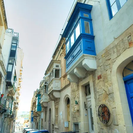 Seaview 30 Seconds To High Street & Ferry, 2x Double En-suite Bedrooms, Modern Whole Traditional Townhouse, Kitchen, Living Area, & Roof Terrace *