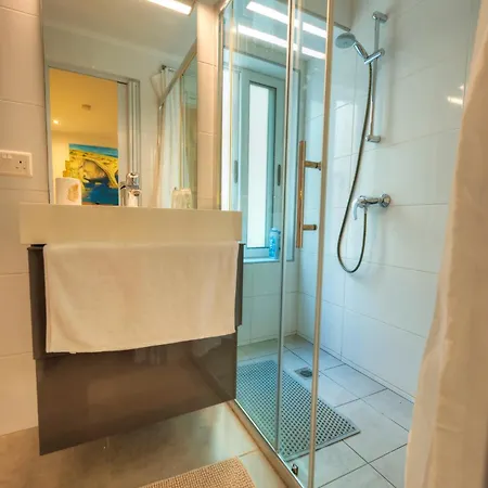 Seaview 30 Seconds To High Street & Ferry, 2x Double En-suite Bedrooms, Modern Whole Traditional Townhouse, Kitchen, Living Area, & Roof Terrace بيت للعطل سليمة