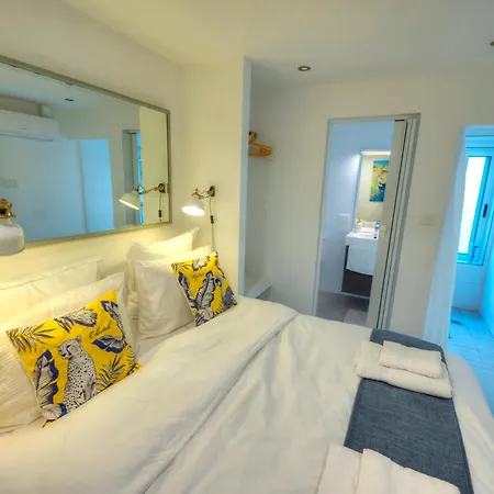 Seaview 30 Seconds To High Street & Ferry, 2x Double En-suite Bedrooms, Modern Whole Traditional Townhouse, Kitchen, Living Area, & Roof Terrace Nyaraló Sliema