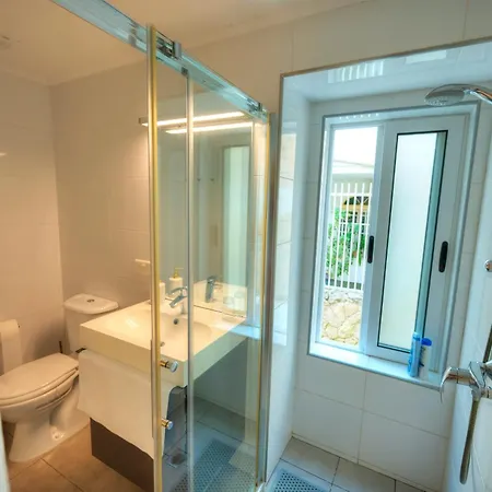 Seaview 30 Seconds To High Street & Ferry, 2x Double En-suite Bedrooms, Modern Whole Traditional Townhouse, Kitchen, Living Area, & Roof Terrace *