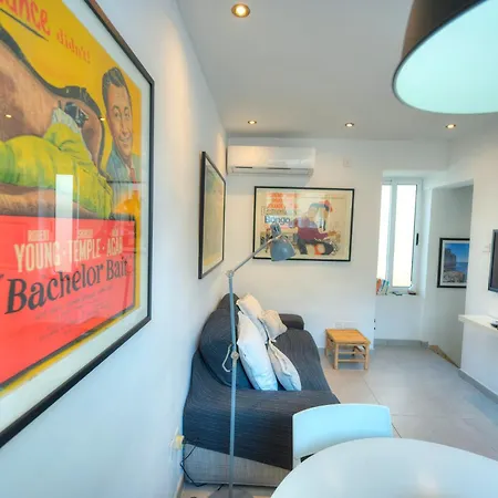 Seaview 30 Seconds To High Street & Ferry, 2x Double En-suite Bedrooms, Modern Whole Traditional Townhouse, Kitchen, Living Area, & Roof Terrace Nyaraló