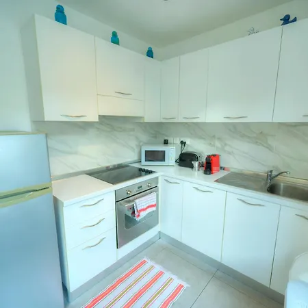 Seaview 30 Seconds To High Street & Ferry, 2x Double En-suite Bedrooms, Modern Whole Traditional Townhouse, Kitchen, Living Area, & Roof Terrace 度假居 *