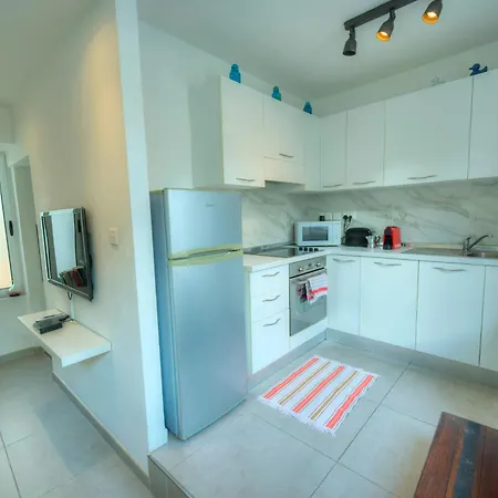 Seaview 30 Seconds To High Street & Ferry, 2x Double En-suite Bedrooms, Modern Whole Traditional Townhouse, Kitchen, Living Area, & Roof Terrace *