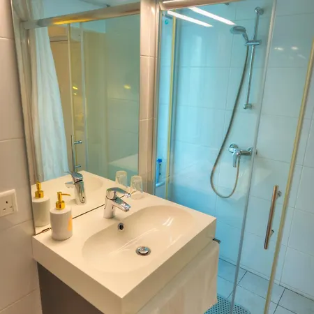 Seaview 30 Seconds To High Street & Ferry, 2x Double En-suite Bedrooms, Modern Whole Traditional Townhouse, Kitchen, Living Area, & Roof Terrace Nyaraló