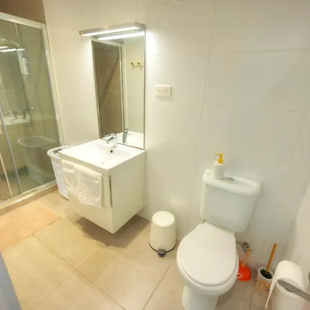 Seaview 30 Seconds To High Street & Ferry, 2x Double En-suite Bedrooms, Modern Whole Traditional Townhouse, Kitchen, Living Area, & Roof Terrace 度假居 斯利马