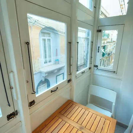 Seaview 30 Seconds To High Street & Ferry, 2x Double En-suite Bedrooms, Modern Whole Traditional Townhouse, Kitchen, Living Area, & Roof Terrace 度假居 *