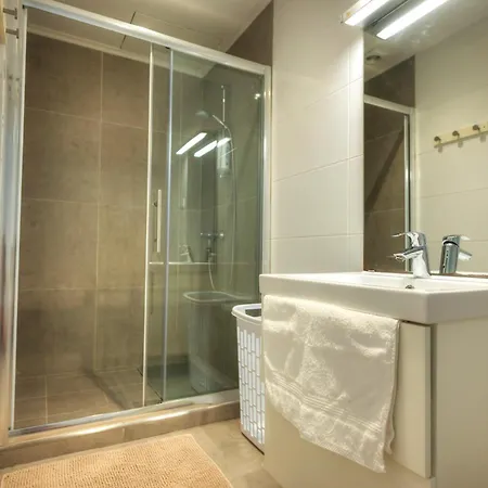 Seaview 30 Seconds To High Street & Ferry, 2x Double En-suite Bedrooms, Modern Whole Traditional Townhouse, Kitchen, Living Area, & Roof Terrace *