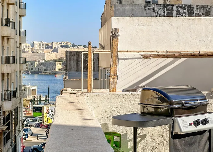 Seaview 30 Seconds To High Street & Ferry, 2x Double En-suite Bedrooms, Modern Whole Traditional Townhouse, Kitchen, Living Area, & Roof Terrace * Sliema