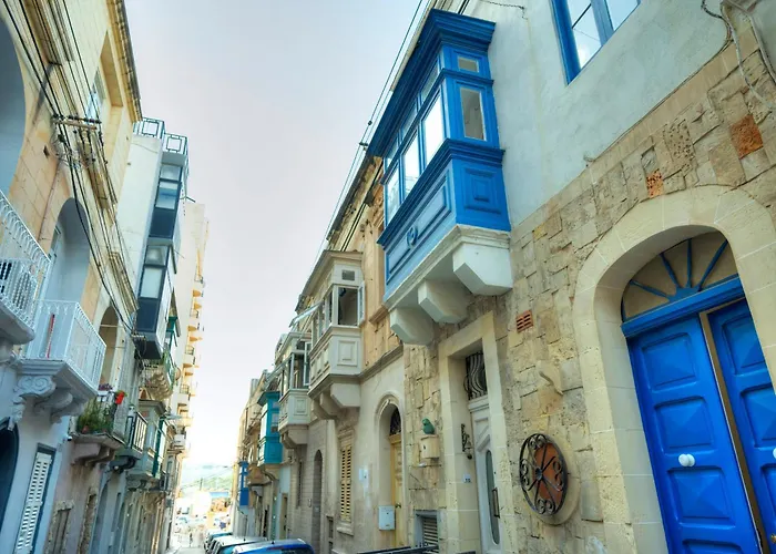 Seaview 30 Seconds To High Street & Ferry, 2x Double En-suite Bedrooms, Modern Whole Traditional Townhouse, Kitchen, Living Area, & Roof Terrace *