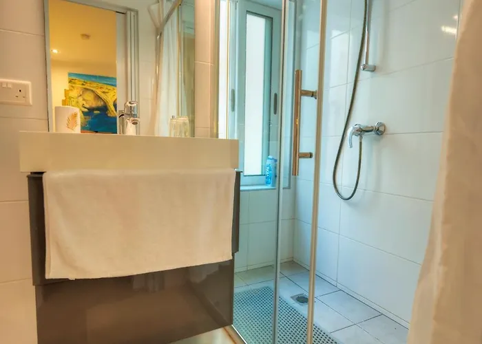 Seaview 30 Seconds To High Street & Ferry, 2x Double En-suite Bedrooms, Modern Whole Traditional Townhouse, Kitchen, Living Area, & Roof Terrace Ferienhaus Sliema