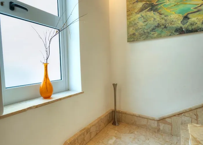 Seaview 30 Seconds To High Street & Ferry, 2x Double En-suite Bedrooms, Modern Whole Traditional Townhouse, Kitchen, Living Area, & Roof Terrace *