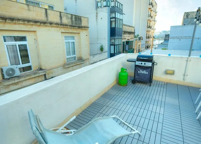 Seaview 30 Seconds To High Street & Ferry, 2x Double En-suite Bedrooms, Modern Whole Traditional Townhouse, Kitchen, Living Area, & Roof Terrace * Sliema