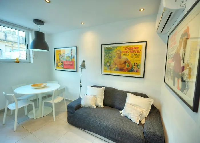 Seaview 30 Seconds To High Street & Ferry, 2x Double En-suite Bedrooms, Modern Whole Traditional Townhouse, Kitchen, Living Area, & Roof Terrace