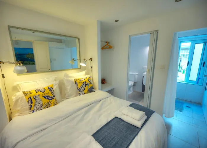 Seaview 30 Seconds To High Street & Ferry, 2x Double En-suite Bedrooms, Modern Whole Traditional Townhouse, Kitchen, Living Area, & Roof Terrace Ferienhaus *