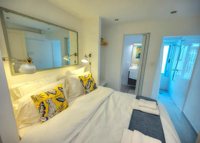 Seaview 30 Seconds To High Street & Ferry, 2x Double En-suite Bedrooms, Modern Whole Traditional Townhouse, Kitchen, Living Area, & Roof Terrace Ferienhaus Sliema