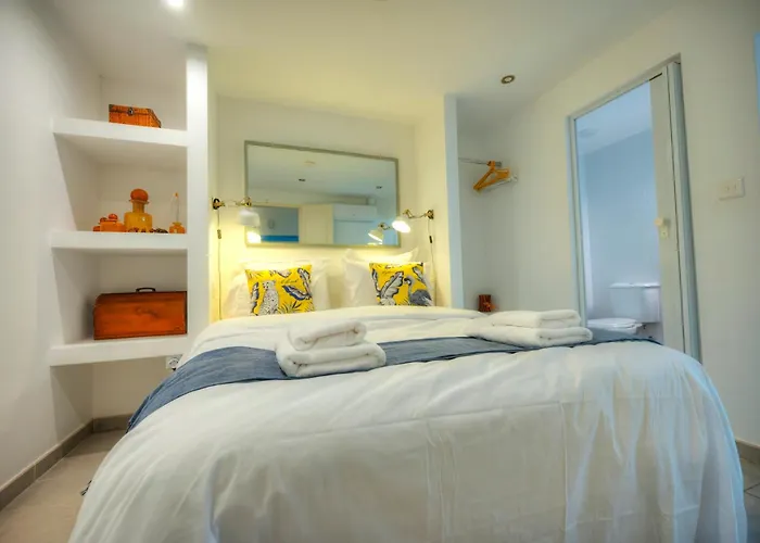 Ferienhaus Seaview 30 Seconds To High Street & Ferry, 2x Double En-suite Bedrooms, Modern Whole Traditional Townhouse, Kitchen, Living Area, & Roof Terrace Sliema
