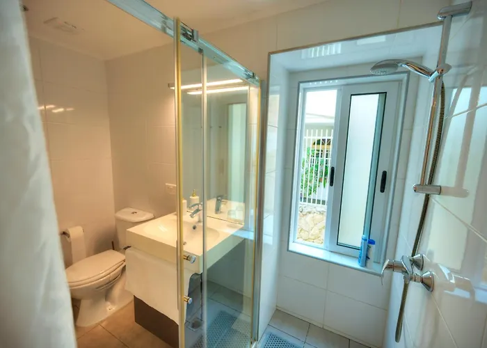 Seaview 30 Seconds To High Street & Ferry, 2x Double En-suite Bedrooms, Modern Whole Traditional Townhouse, Kitchen, Living Area, & Roof Terrace *