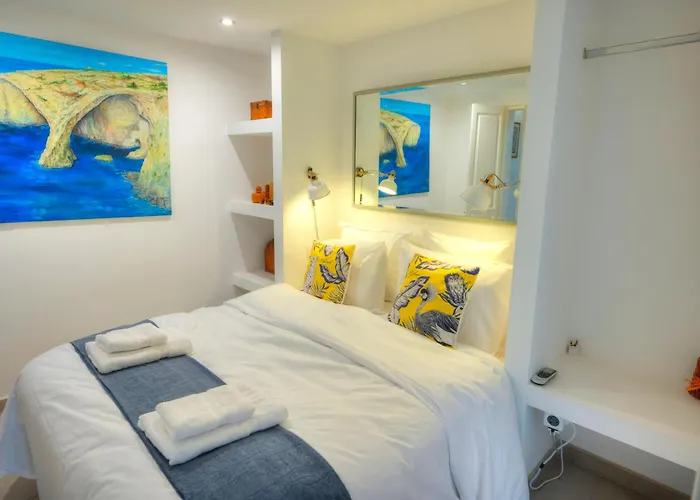 Seaview 30 Seconds To High Street & Ferry, 2x Double En-suite Bedrooms, Modern Whole Traditional Townhouse, Kitchen, Living Area, & Roof Terrace * Sliema