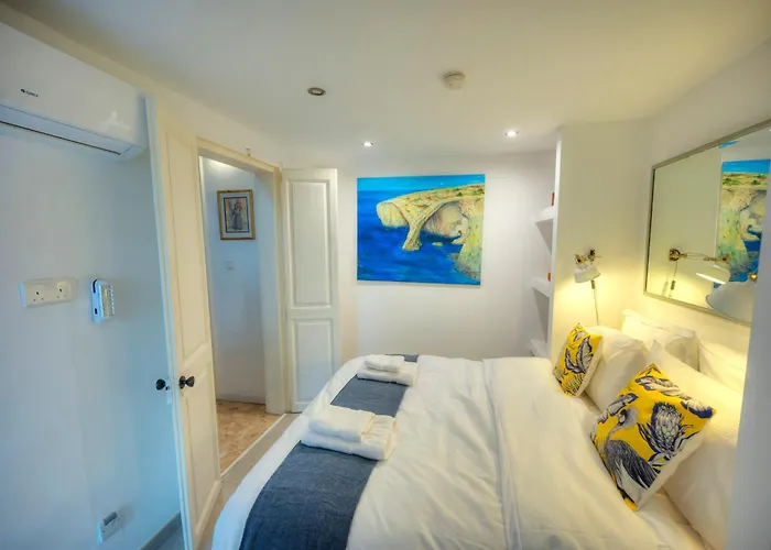 Seaview 30 Seconds To High Street & Ferry, 2x Double En-suite Bedrooms, Modern Whole Traditional Townhouse, Kitchen, Living Area, & Roof Terrace