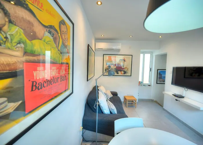 Seaview 30 Seconds To High Street & Ferry, 2x Double En-suite Bedrooms, Modern Whole Traditional Townhouse, Kitchen, Living Area, & Roof Terrace Feriehus