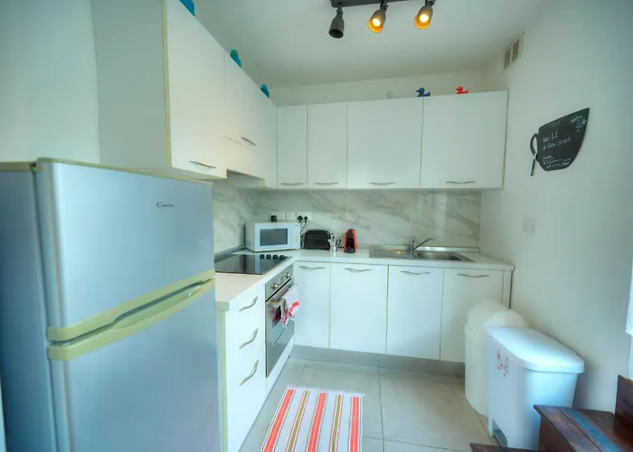 Feriehus Seaview 30 Seconds To High Street & Ferry, 2x Double En-suite Bedrooms, Modern Whole Traditional Townhouse, Kitchen, Living Area, & Roof Terrace *