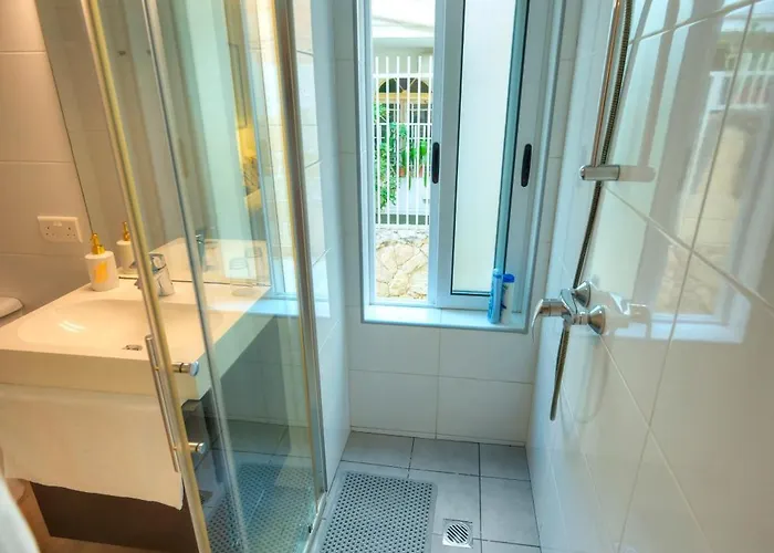 Seaview 30 Seconds To High Street & Ferry, 2x Double En-suite Bedrooms, Modern Whole Traditional Townhouse, Kitchen, Living Area, & Roof Terrace Feriehus Sliema