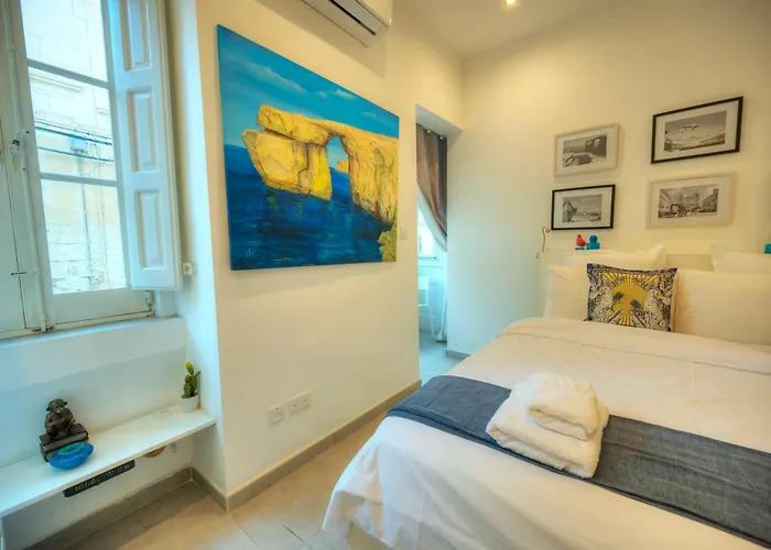 Ferienhaus Seaview 30 Seconds To High Street & Ferry, 2x Double En-suite Bedrooms, Modern Whole Traditional Townhouse, Kitchen, Living Area, & Roof Terrace Sliema