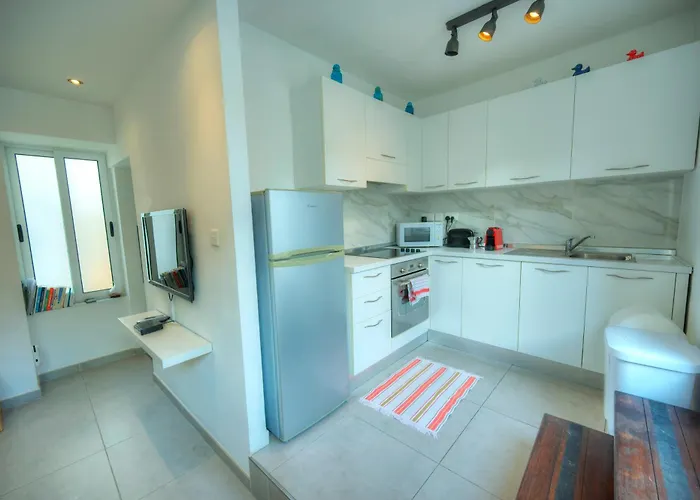 Seaview 30 Seconds To High Street & Ferry, 2x Double En-suite Bedrooms, Modern Whole Traditional Townhouse, Kitchen, Living Area, & Roof Terrace *