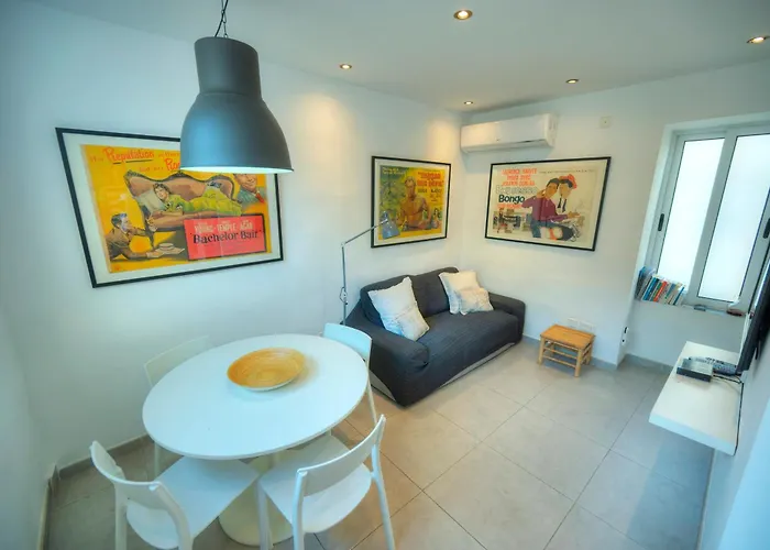 Seaview 30 Seconds To High Street & Ferry, 2x Double En-suite Bedrooms, Modern Whole Traditional Townhouse, Kitchen, Living Area, & Roof Terrace * Sliema