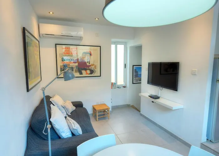 Seaview 30 Seconds To High Street & Ferry, 2x Double En-suite Bedrooms, Modern Whole Traditional Townhouse, Kitchen, Living Area, & Roof Terrace