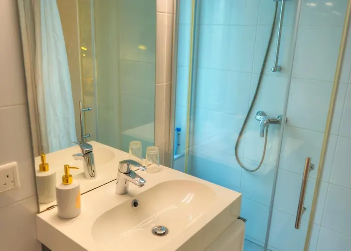 Seaview 30 Seconds To High Street & Ferry, 2x Double En-suite Bedrooms, Modern Whole Traditional Townhouse, Kitchen, Living Area, & Roof Terrace בית נופש