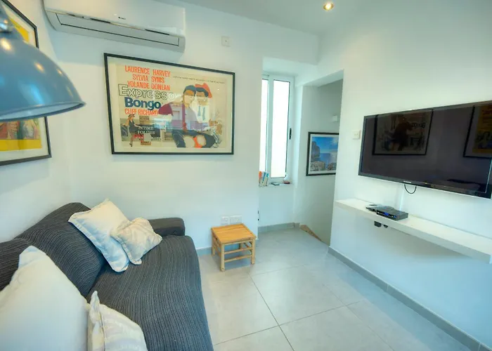 Feriehus Seaview 30 Seconds To High Street & Ferry, 2x Double En-suite Bedrooms, Modern Whole Traditional Townhouse, Kitchen, Living Area, & Roof Terrace