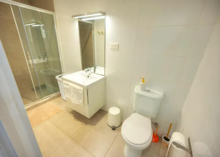 Seaview 30 Seconds To High Street & Ferry, 2x Double En-suite Bedrooms, Modern Whole Traditional Townhouse, Kitchen, Living Area, & Roof Terrace Ferienhaus Sliema