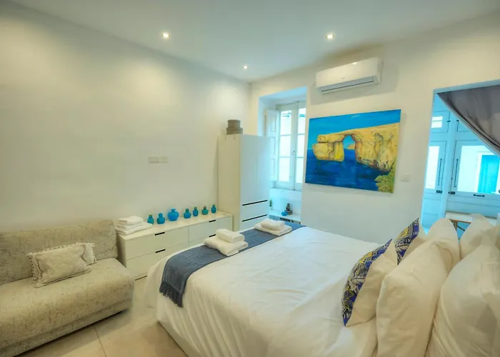 Seaview 30 Seconds To High Street & Ferry, 2x Double En-suite Bedrooms, Modern Whole Traditional Townhouse, Kitchen, Living Area, & Roof Terrace * Sliema