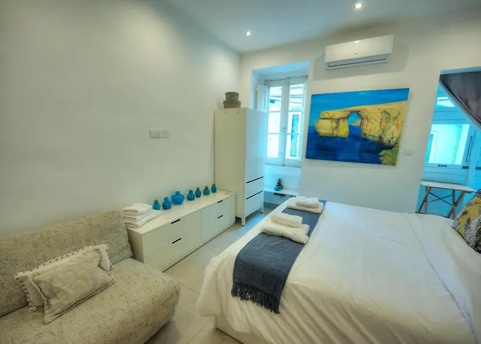 Seaview 30 Seconds To High Street & Ferry, 2x Double En-suite Bedrooms, Modern Whole Traditional Townhouse, Kitchen, Living Area, & Roof Terrace Ferienhaus