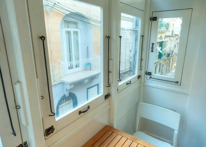 Seaview 30 Seconds To High Street & Ferry, 2x Double En-suite Bedrooms, Modern Whole Traditional Townhouse, Kitchen, Living Area, & Roof Terrace Feriehus *