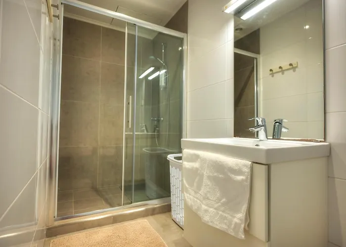 Seaview 30 Seconds To High Street & Ferry, 2x Double En-suite Bedrooms, Modern Whole Traditional Townhouse, Kitchen, Living Area, & Roof Terrace *