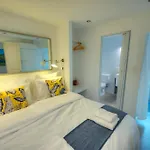 Seaview 30 Seconds To High Street & Ferry, 2x Double En-suite Bedrooms, Modern Whole Traditional Townhouse, Kitchen, Living Area, & Roof Terrace Holiday home *