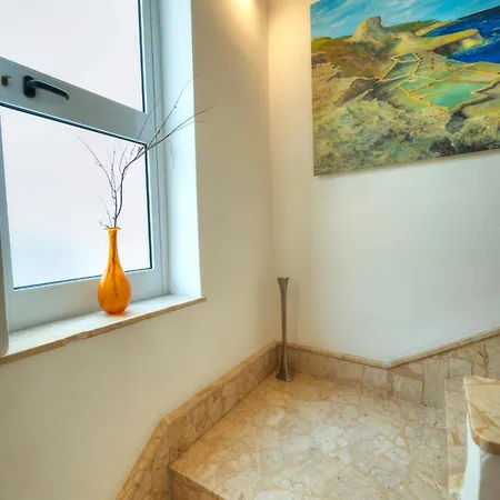 Seaview 30 Seconds To High Street & Ferry, 2x Double En-suite Bedrooms, Modern Whole Traditional Townhouse, Kitchen, Living Area, & Roof Terrace *