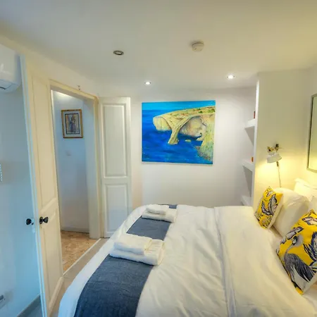 Seaview 30 Seconds To High Street & Ferry, 2x Double En-suite Bedrooms, Modern Whole Traditional Townhouse, Kitchen, Living Area, & Roof Terrace