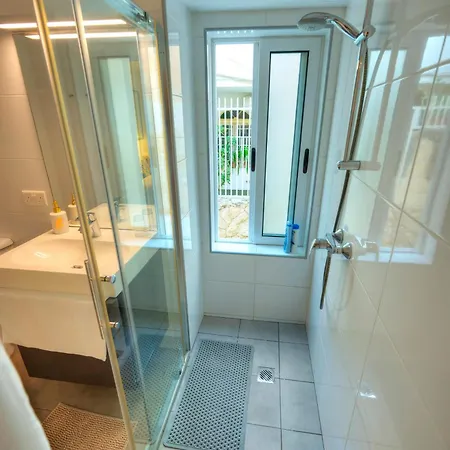 Seaview 30 Seconds To High Street & Ferry, 2x Double En-suite Bedrooms, Modern Whole Traditional Townhouse, Kitchen, Living Area, & Roof Terrace 度假居 斯利马